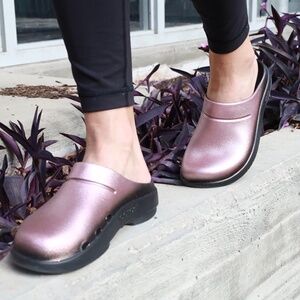 OOFOS Luxe Rose Clog Size 10